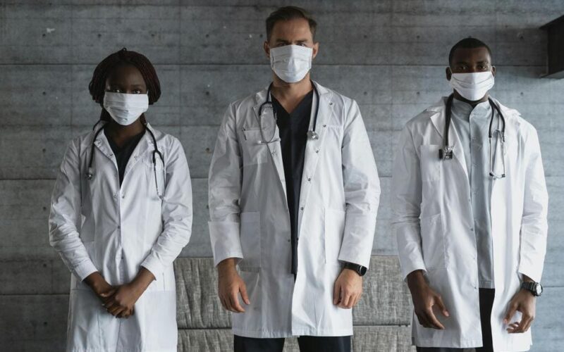 ¿Cómo el software optimiza la asignación de ambulancias en emergencias?