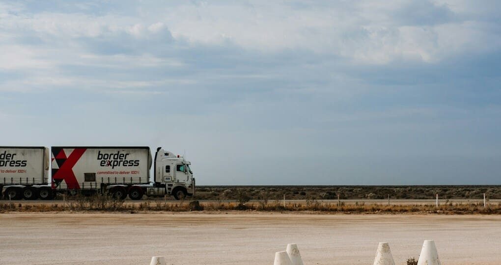 Carga marítima o terrestre: ¿Cuál es mejor para tus envíos en Venezuela?