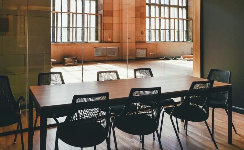 Cómo encontrar salas de juntas con equipo audiovisual en Panamá